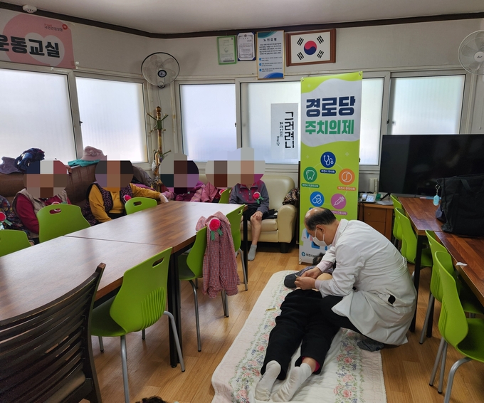 경로당에서 어르신이 한방 침 진료를 받고 있다. (사진=부천시 제공)