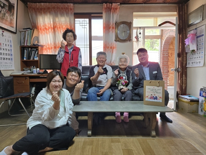 양평군 용문면은 어버이날을 맞아 7일 관내 100세 이상 장수 어르신 가정을 방문해 후원받은 카네이션 꽃바구니와 한과 세트를 전달하며 뜻깊은 시간을 가졌다. (사진=용문면 행정복지센터 제공)