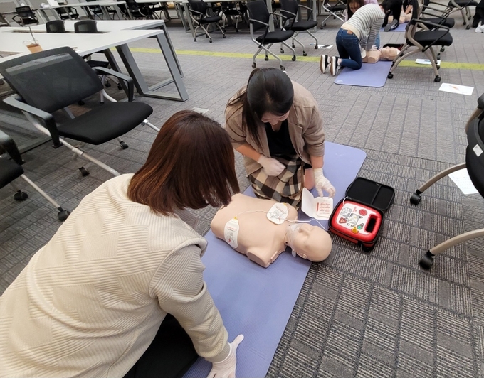 심폐소생술 부스에서 시민에게 자동심장충격기(AED) 사용법을 교육하고 있다. (사진=부천시 제공)