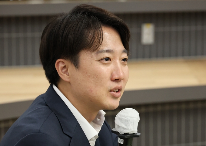 이준석 개혁신당 대선후보가 7일 오후 대전 유성구 한국과학기술원(KAIST)에서 재학생들과 ‘2030 현장 청취’ 간담회를 진행하고 있다. (사진=연합뉴스)