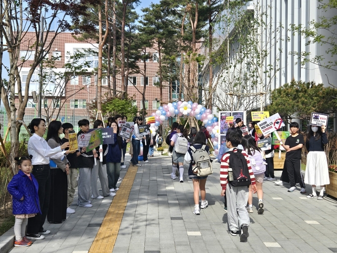 8일 규장초·중학교에서 학생 도박 예방 등교맞이 캠페인 활동이 진행됐다. (사진=수원교육지원청 제공)