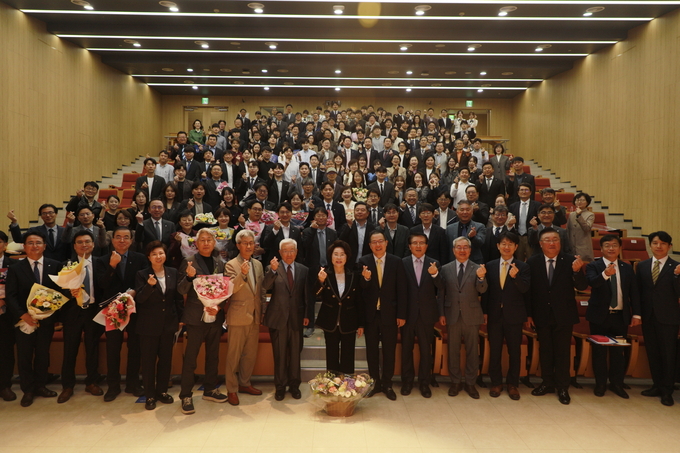 가천대학교가 8일 성남시 수정구 가천관에서 개교 86주년 기념식을 열고 이길여 총장을 비롯한 교수·직원·학생 등 참석자들이 단체 기념촬영을 하고 있다. 참석자들은 손가락 하트를 들어 축하와 응원의 뜻을 함께 나눴다. (사진=성남시 제공)