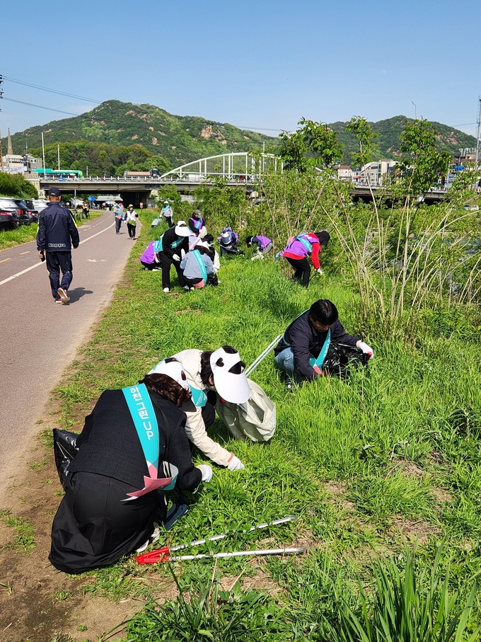 환경 실천 캠페인에 참여한 시민들이 안양천에서 쓰레기를 수거하고 있다. (사진=안양시 제공)