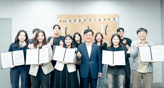 성남문화재단 윤정국 대표가 8일 ‘보드 Y’ 위촉식에서 새로 선발된 실무진들과 기념촬영을 하고 있다. ‘보드 Y’는 조직 내 젊은 세대의 목소리를 수렴하는 내부 소통기구로 이날 첫 출범했다. (사진=성남문화재단 제공)
