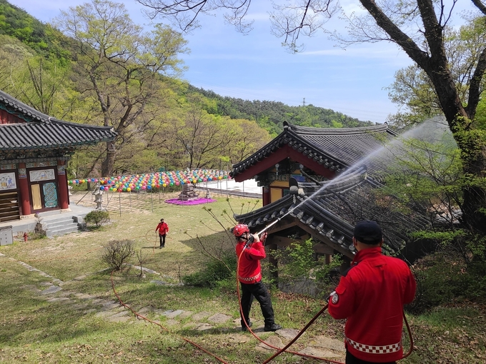 양주시가 ‘산불 지연제’ 10톤을 거점지역에 선제 살포했다. (사진=양주시 제공)