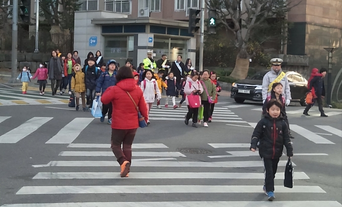 인천 남동구의 한 초등학교 인근에서 등굣길 어린이 교통안전 캠페인이 진행되고 있다. ( 사진 = 남동구 제공 )