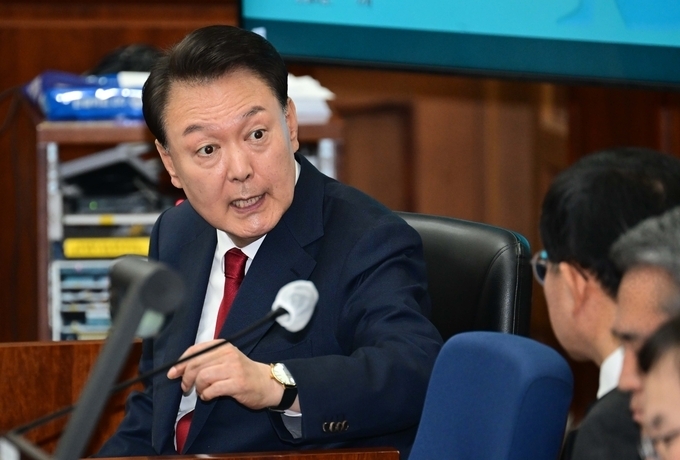  윤석열 전 대통령이 지난달 21일 서울중앙지법에서 열린 내란 우두머리 혐의 형사재판 2차 공판에서 변호인단과 대화하고 있다. (사진=사진공동취재단)