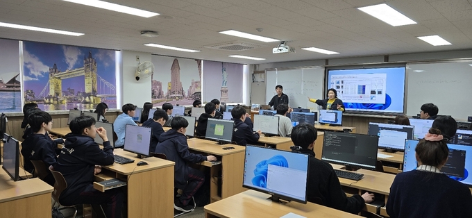 8일 경기대 소프트웨어 학생 봉사단이 분당 태원고등학교를 방문해 인공지능 동아리 학생들을 대상으로 AI 코딩 교육을 진행했다. (사진=경기대학교 제공)