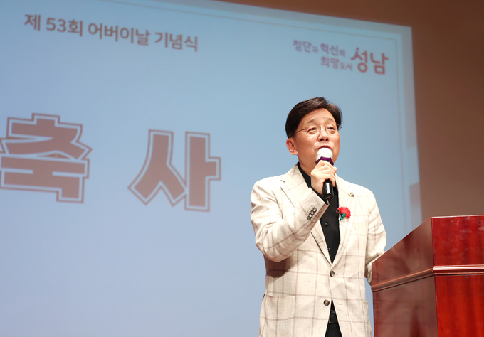 안광림 성남시의회 부의장이 8일 성남시청 온누리실에서 열린 제53회 어버이날 기념행사에 참석해 축사를 하고 있다. 이날 행사는 성남시노인종합복지관협회 주관으로 열렸으며, 지역 어르신 600여 명이 참석했다. (사진=성남시의회 제공)
