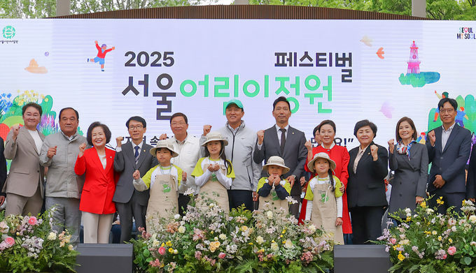서울 광진구 서울어린이대공원에서 진행된 ‘2025 서울어린이정원 페스티벌’ 행사에 오세훈 서울시장(왼쪽 여섯 번째), 김욱수 GS건설 HR실장(오른쪽 첫 번째) 등 내빈이 참석한 가운데 기념사진을 촬영하고 있다. (사진=GS건설 제공)