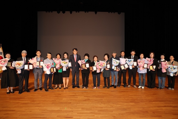 제53회 어버이날 기념식에서 표창 수상자들이 하은호 군포시장과 함께 기념사진을 찍고 있다.(사진=군포시 제공)