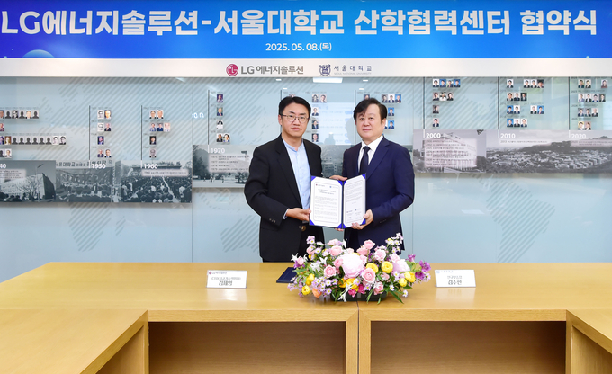 LG에너지솔루션과 서울대학교가 8일 오후 서울대학교에서 'LG에너지솔루션-서울대학교 산학협력센터 협약식'을 개최하고 기념 사진 촬영을 하고 있다. 사진은 (왼쪽부터) 김제영 LG에너지솔루션 CTO(최고기술책임자) 전무, 김주한 서울대학교 연구부총장. (사진=LG에너지솔루션 제공)