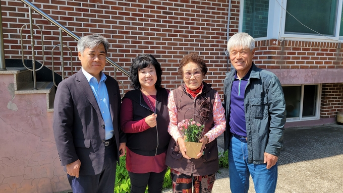 가평군 설악면 지역사회보장협의체(이하 지사협)는 어버이날을 맞아 저소득 어르신 25가구에 '4day 행복꾸러미'를 전달하며 따뜻한 이웃사랑을 실천했다. (사진=가평군 설악면 행정복지센터 제공)