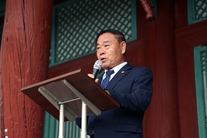 9일 이재식 수원시의회 의장이 이날 수원시 팔달구 수원향교 대성전에서 열린 춘기 석전대제 봉행에 참석해 축사하고 있다. (사진=수원시의회 제공)