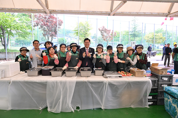옥천면 새마을회는 8일 어버이날을 맞아 옥천레포츠공원에서 지역 어르신들을 위한 경로잔치를 성황리에 개최했다고 밝혔다. (사진=옥천면 행정복지센터 제공)