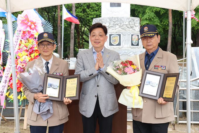 9일 성남시 수정구 월남전참전기념탑 광장에서 열린 ‘제27주년 월남전참전기념탑 건립 기념행사’에서 참전유공자들이 표창장을 받은 뒤 안광림 성남시의회 부의장(가운데)과 함께 기념촬영을 하고 있다. 이날 행사는 참전유공자의 숭고한 희생정신을 기리기 위해 마련됐으며, 표창 수여와 함께 기념사, 축사 등이 진행됐다. (사진=성남시의회 제공)