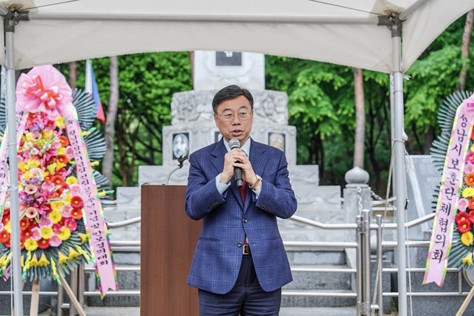 성남시 수정구 황송공원 내 월남전참전기념탑 광장에서 열린 ‘제27주년 월남전참전기념탑 건립 기념행사’에 참석한 신상진 성남시장이 인사말을 통해 참전용사들의 희생과 공헌에 감사의 뜻을 전하고 있다. 이날 행사는 유공자 표창, 감사패 수여, 결의문 낭독 등의 순으로 진행됐다. (사진=성남시 제공)