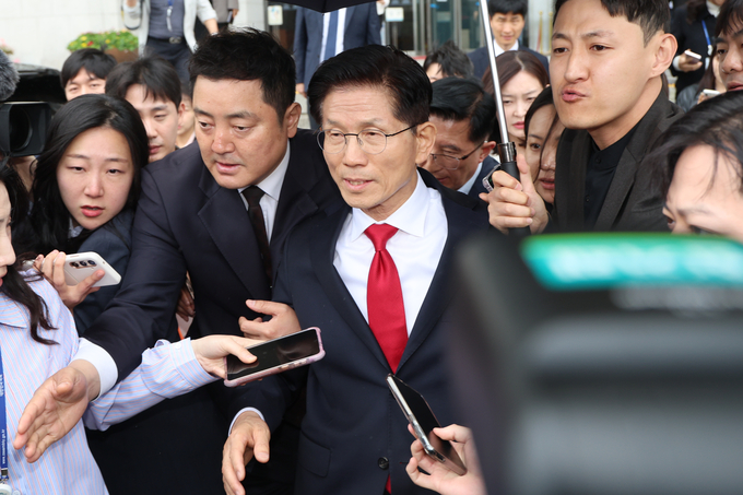 김문수 국민의힘 대선 후보가 지난 9일 국회에서 열린 의원총회에서 권영세 비상대책위원장과 충돌 후 의총장에서 나와 국회를 떠나고 있다. (사진=연합뉴스)