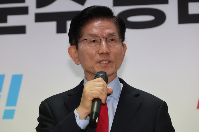 김문수 국민의힘 후보가 10일 서울 여의도 캠프 사무실에서 긴급 기자회견을 열어 당 지도부 주도의 사상 초유 대선 후보 교체 강행에 대한 입장을 밝히고 있다. (사진=연합뉴스)