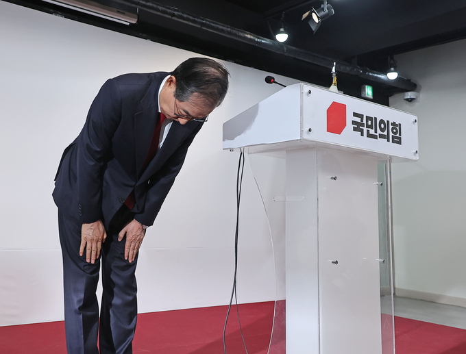 한덕수 대선 예비후보가 10일 국민의힘 중앙당사에서 긴급 기자회견에 참석하며 인사하고 있다. (사진=연합뉴스)