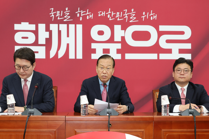 권영세 국민의힘 비상대책위원장이 10일 국회에서 사상 초유의 대선 후보 교체에 대한 입장을 밝히고 있다. (사진=연합뉴스)