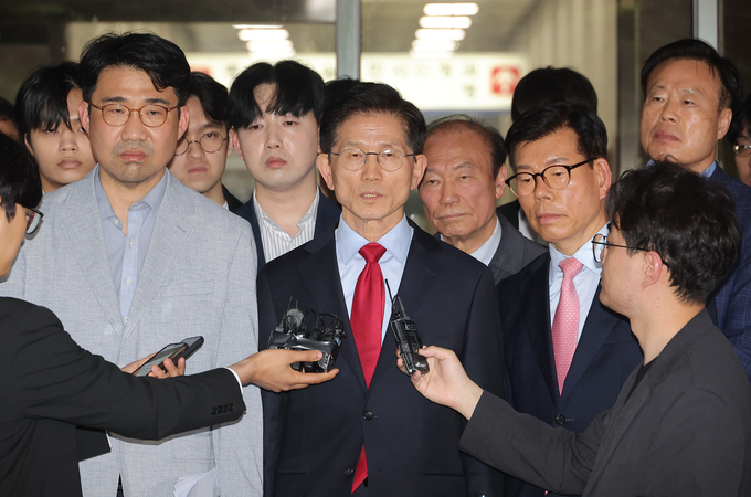 김문수 국민의힘 대선 후보가 10일 서울 양천구 서울남부지방법원에서 열린 당의 후보 선출 취소 가처분신청 사건 심문 기일에 출석한 뒤 법정을 나서며 발언하고 있다. (사진=연합뉴스)