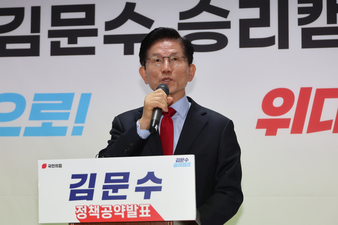 김문수 국민의힘 대선 후보가 10일 서울 여의도 캠프 사무실에서 긴급 기자회견을 열어 당 지도부 주도의 사상 초유 대선 후보 교체 강행에 대한 입장을 밝히고 있다. (사진=연합뉴스)