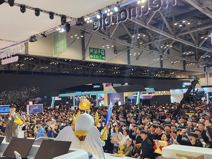 지스타 2024에서 열린 '세븐나이츠 리버스 시식회' 무대 행사에 참여한 관람객들. (사진=이효정 기자)