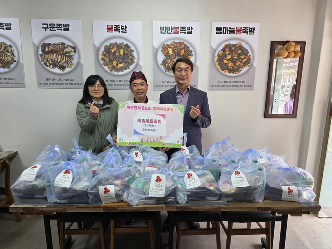 정근구 광명복족발 대표가 지역 내 저소득 어르신들 위해 족발 30세트를 부곡동 주민센터에 기탁했다. (사진=부곡동 제공)
