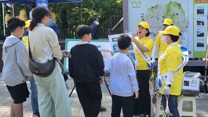 신천지자원봉사단 구리남양주지부가 황금산 공원에서 ‘탄소 중립 캠페인’을 진행하고 있다. (사진=구리남양주지부 제공)