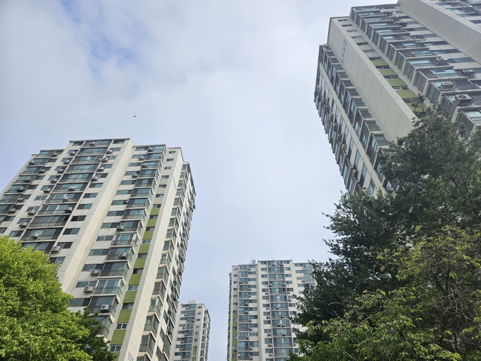 군포시 산본동 13단지 개나리아파트. 1778세대 17개 동으로 사용승인일은 1995년 11월 16일이다. (사진=신소형 기자)