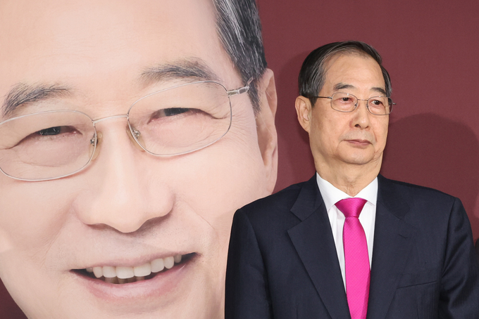 한덕수 대통령선거 예비후보가 11일 서울 여의도 캠프 사무실에서 기자회견을 마친 뒤 이동하고 있다. (사진=연합뉴스)