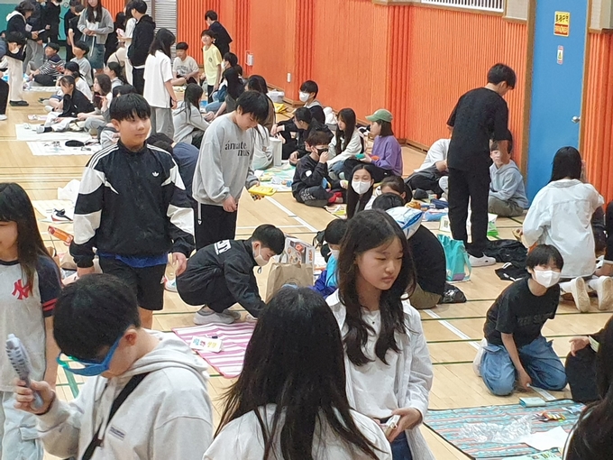 알뜰시장 개최로 소아암 어린이 돕기 나선 감정초등학교 6학년 학생들이 손님을 불러모우고 있다. (사진=김포교육지원청 제공)