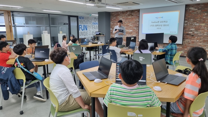 펀펀(fun fun)한 공유학교의 블록코딩 수업이 진행되고 있다. (사진=의정부교육지원청 제공)