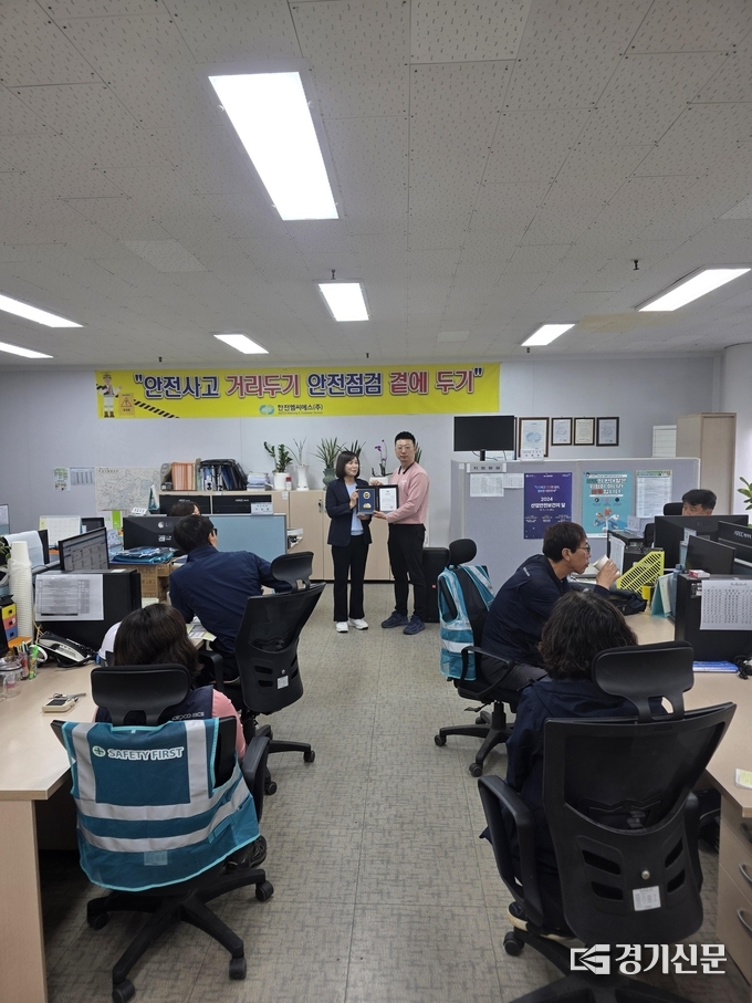 한전MCS 안성지점장이 경기도지사 표창을 대리 수여하고 있다(사진=한전MCS 제공)