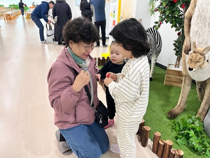 지난 10일 경기도교육청북부유아체험교육원이 가정의 달을 맞아 유아와 부모, 조부모가 함께 참여하는 '3대 가족놀이체험'을 운영했다. (사진=경기도교육청 제공)