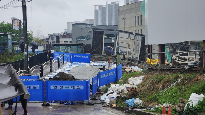  11일 광명시 일직동 신안산선 지하터널 공사현장 붕괴사고 현장이 사고로부터 약 한 달이 지났지만 여전히 아수라장이다. (사진=박진석 기자)