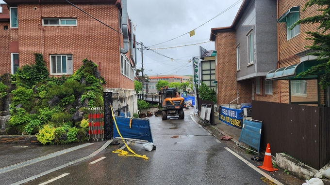 11일 광명시 일직동 신안산선 지하터널 공사현장 붕괴사고 현장 인근 구석말 마을에는 대피명령으로 더 이상 주민들이 살고 있지 않다. (사진=박진석 기자)