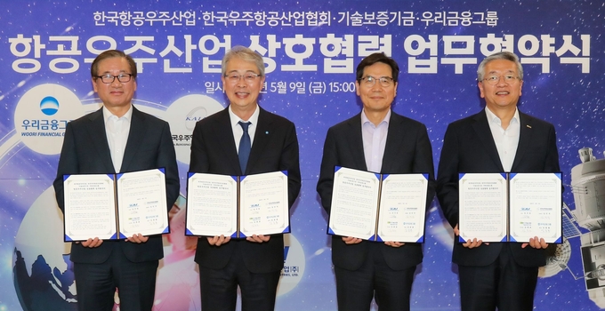 (왼쪽부터) 강구영 한국항공우주산업 사장, 임종룡 우리금융지주 회장, 김민석 한국우주항공산업협회 부회장, 김종호 기술보증기금 이사장이 업무협약식에서 기념촬영을 하고 있다. (사진=우리금융그룹 제공)