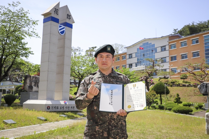 11기동사단 결전여단 소속 간부가 교통사고 현장에서 신속한 응급조치와 현장 정리로 시민을 구조한 사실이 뒤늦게 알려졌다. (사진=11기동사단 제공)
