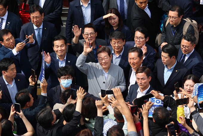 남도문화벨트 골목골목 경청투어에 나선 이재명 더불어민주당 대선 후보가 11일 전남 영암군 학산면 독천낙지 거리를 찾아 유권자들과 인사를 하고 있다. (사진=연합뉴스)