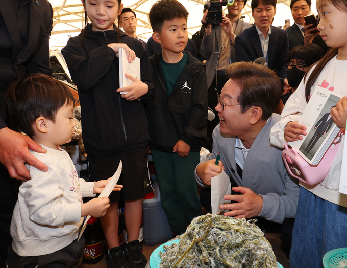 남도문화벨트 골목골목 경청투어에 나선 이재명 더불어민주당 대선 후보가 11일 전남 강진군 강진읍 강진오감통시장을 찾아 어린이와 이야기하며 웃고 있다. (사진=연합뉴스)
