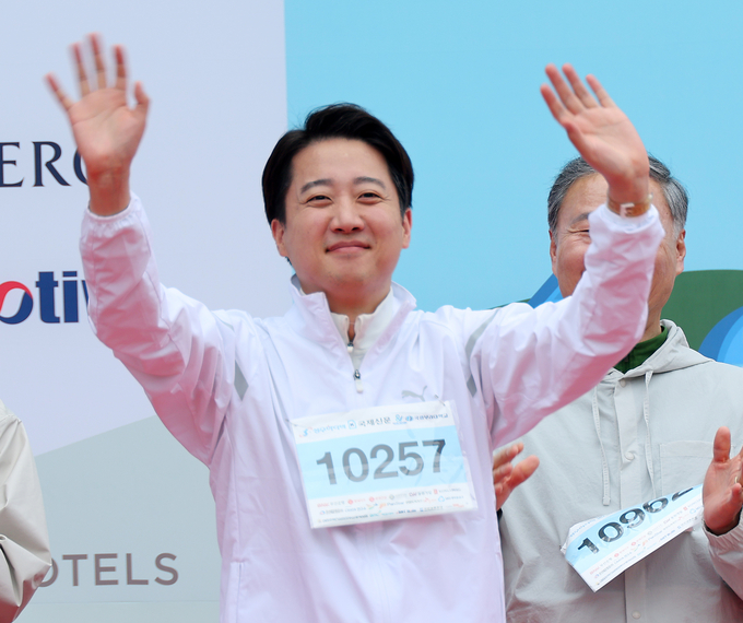 이준석 개혁신당 대선 후보가 11일 오전 부산 해운대구 벡스코 일대에서 열린 다이아몬드브릿지 걷기축제에 참가해 시민들에게 인사하고 있다. (사진=연합뉴스)