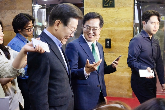 김동연 경기도지사와 이재명 더불어민주당 대선 후보가 지난해 6월 3일 서울 여의도 국회에서 ‘경제3법’ 협조 관련 대화를 나누고 있다. (사진=경기도 제공)