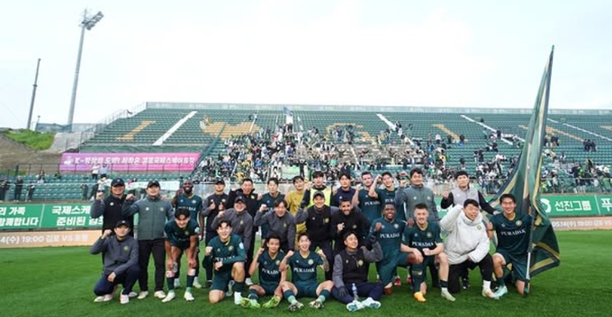 10일 김포솔터축구장에서 열린 하나은행 K리그2 2025 11라운드 김포FC와 화성FC의 경기서 승리한 김포 선수들이 기념사진을 찍고 있다. (사진=김포FC SNS 갈무리) 