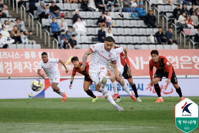 10일 창원축구센터서 열린 하나은행 K리그2 2025 11라운드 부천FC1995와 경남FC의 경기서 부천 바사니가 페널티킥을 차고 있다. (사진=한국프로축구연맹 제공)
