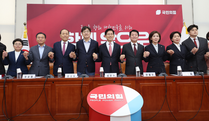김문수 국민의힘 대선 후보가 11일 국회에서 열린 중앙선거대책위원회 회의에서 권성동 원내대표 등과 기념촬영하고 있다. (사진=연합뉴스)