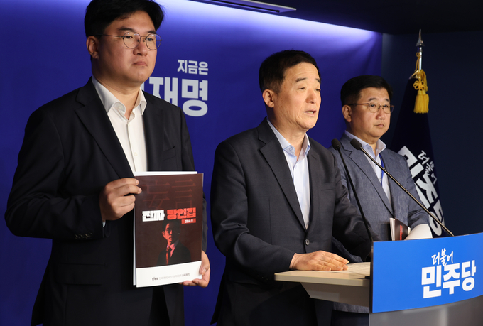 더불어민주당 선대위 신속대응단장 강득구 의원 등이 11일 서울 여의도 당사에서 김문수 국민의힘 대선 후보 망언집 공개 관련 브리핑을 하고 있다. (사진=연합뉴스)