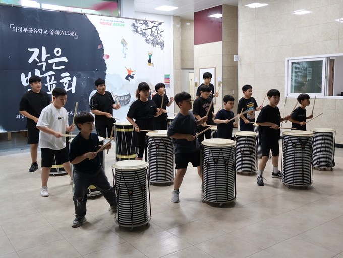 의정부 올래 공유학교 발표회에서 난타 공연이 진행되고 있다. (사진=의정부교육지원청 제공)