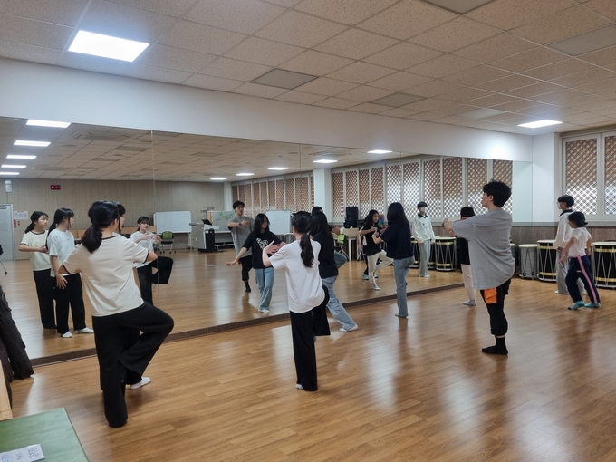 의정부 올래 공유학교에서 재즈댄스 수업이 진행되고 있다. (사진=의정부교육지원청 제공)